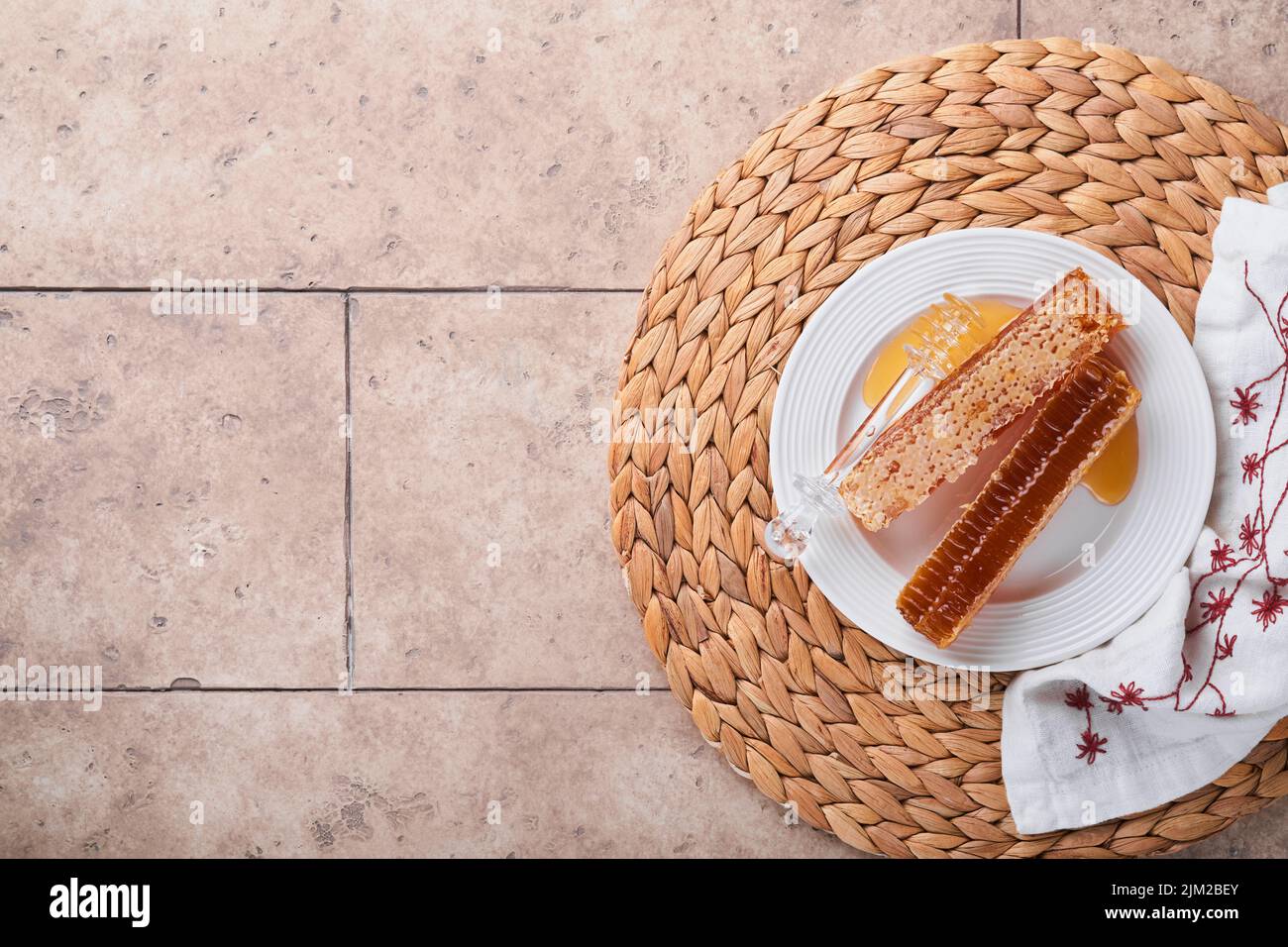 Rosh Hashanah. Süße Waben mit Honig, Apfel und Granatapfel auf hellbeigem, rustikalem Beton-Hintergrundtisch. Jüdische Neujahrsfeiertage begrüßen Stockfoto