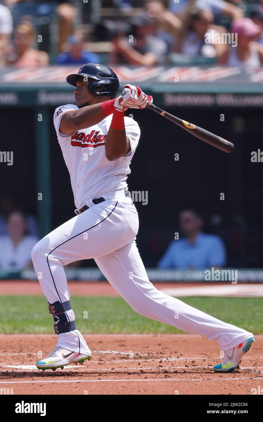 CLEVELAND, OH - 3. AUGUST: Der Cleveland Guardians Right Fielder Oscar Gonzalez (39) schlägt am 3. August 2022 im Progressive Field in Cleveland, Ohio gegen die Arizona Diamondbacks. (Joe Robbins/Image of Sport) Stockfoto