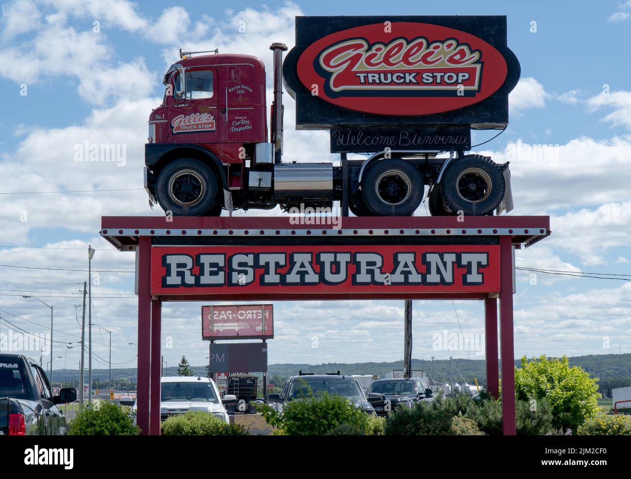 New liskeard, ontario, kanada - august 2 2022: gillis LKW-Stopp-Schild mit altem LKW-Schild Stockfoto