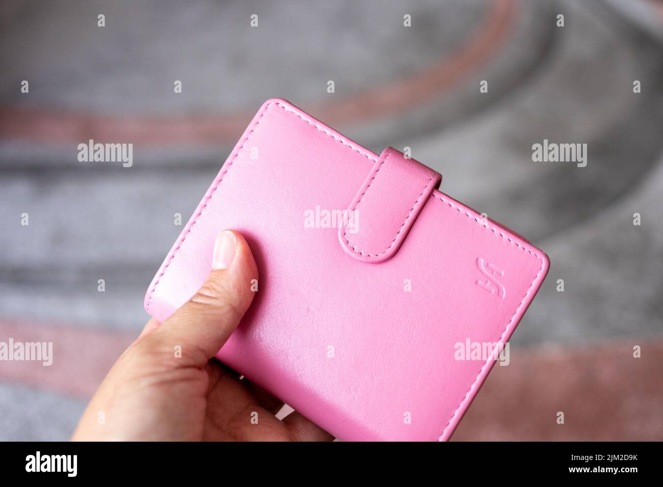 Weibliche Hand hält eine rosa Handtasche Nahaufnahme Stockfoto