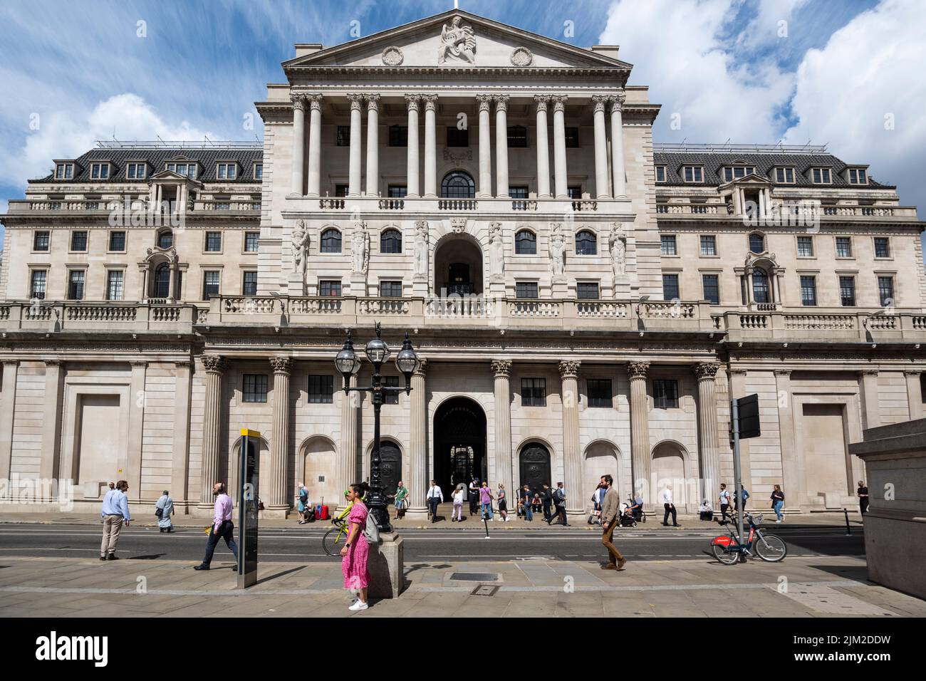 London, Großbritannien. 4. August 2022. Das Äußere der Bank of England. Um die Inflation, die 2023 voraussichtlich auf 15 % steigen wird, einzudämmen, hat der geldpolitische Ausschuss der Bank of England eine Erhöhung des Basiszinssatzes von 1,25 % auf 1,75 % angekündigt, die größte Steigerung seit 27 Jahren. Ein Anstieg des Zinssatzes wird die Kreditaufnahme verteuern und die Ausgaben abschrecken. Kredit: Stephen Chung / Alamy Live Nachrichten Stockfoto