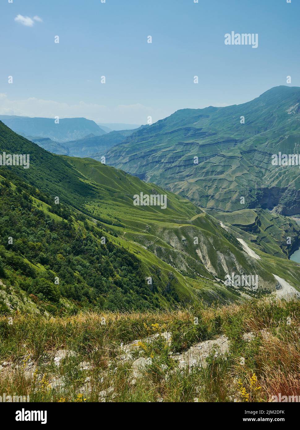 Sulak Canyon, der steilste Canyon Europas, der vom Sulak-Fluss in Dagestan, Russland, geformt wurde. Stockfoto Sulak Canyon, der steilste Canyon Europas, der vom Sulak-Fluss in Dagestan, Russland, geformt wurde. Stockfoto
