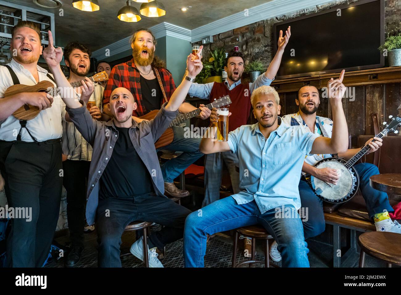 Edinburgh, Schottland, Großbritannien, 4.. August 2022. Edinburgh Festival Fringe: The Choir of man alle männlichen Gesangsgruppen im Fringe Genießen Sie ein Pint und ein Singlied im kleinsten Pub Schottlands im Grassmarket. Kredit: Sally Anderson/Alamy Live Nachrichten Stockfoto