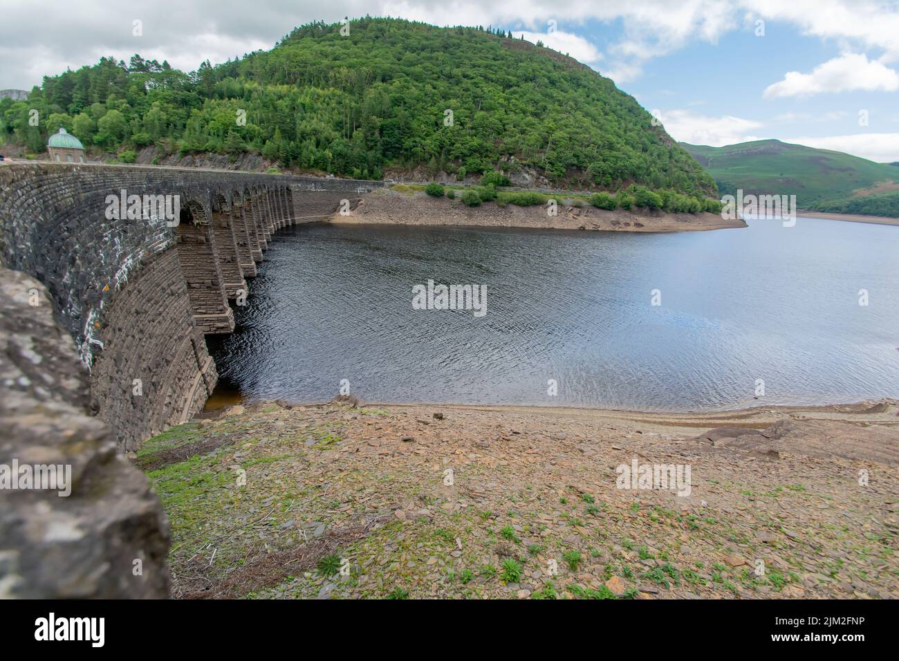 Dies sind die Wasserstände nach einem trockenen Sommer in großbritannien. Dies ist das Elan Valley in Mid-Wales. Stockfoto