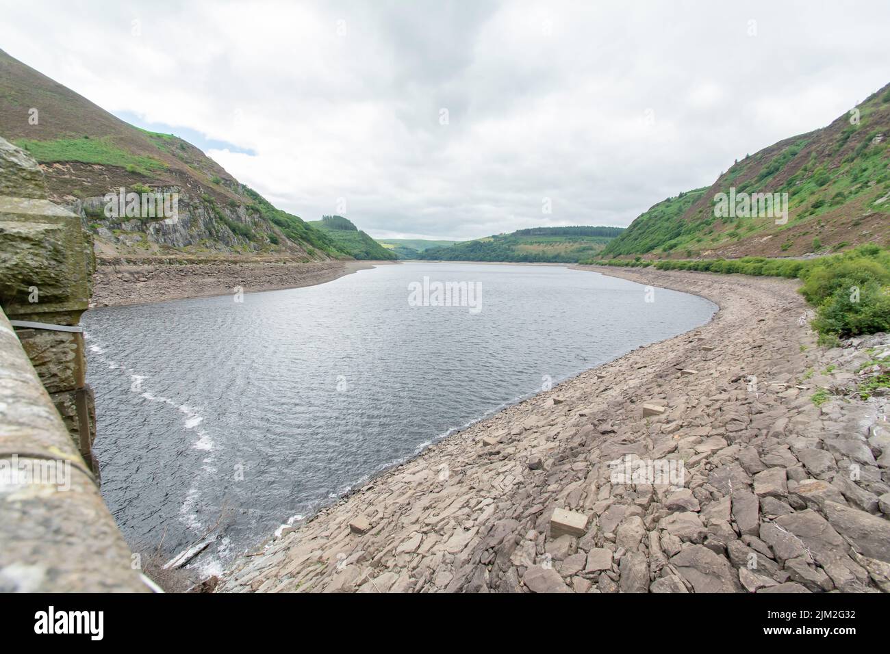 Dies sind die Wasserstände nach einem trockenen Sommer in großbritannien. Dies ist das Elan Valley in Mid-Wales. Stockfoto