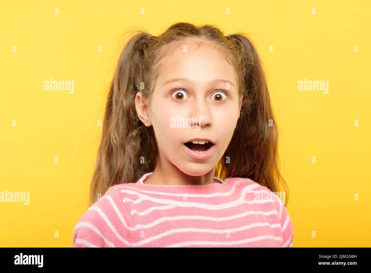 Überrascht erstaunt überwältigt Mädchen Reaktion Stockfoto