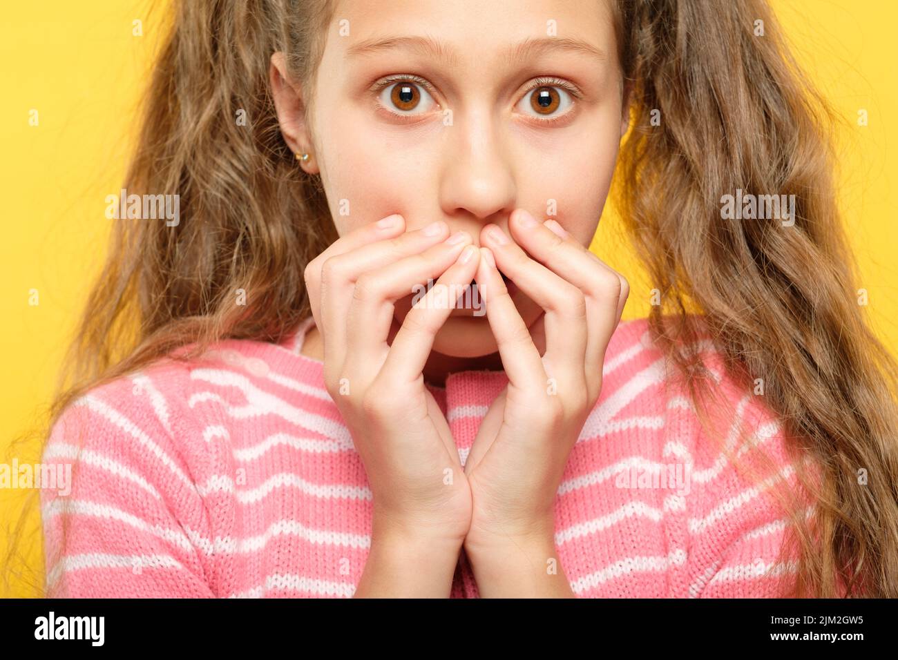 Überrascht erstaunt Mädchen Abdeckung Mund Reaktion Stockfoto