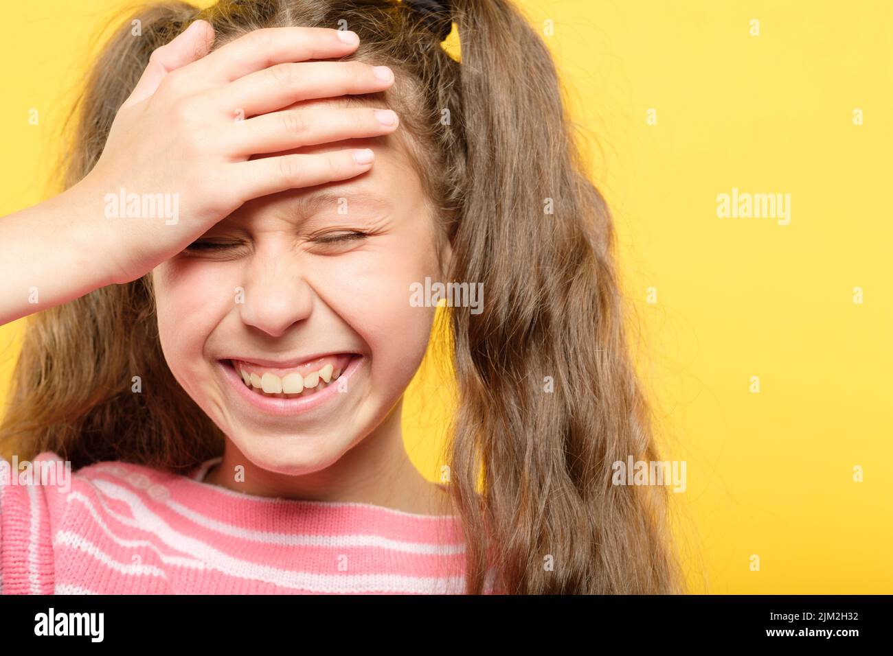 Lachend verlegen Mädchen bedecken Stirn facepalm Stockfoto