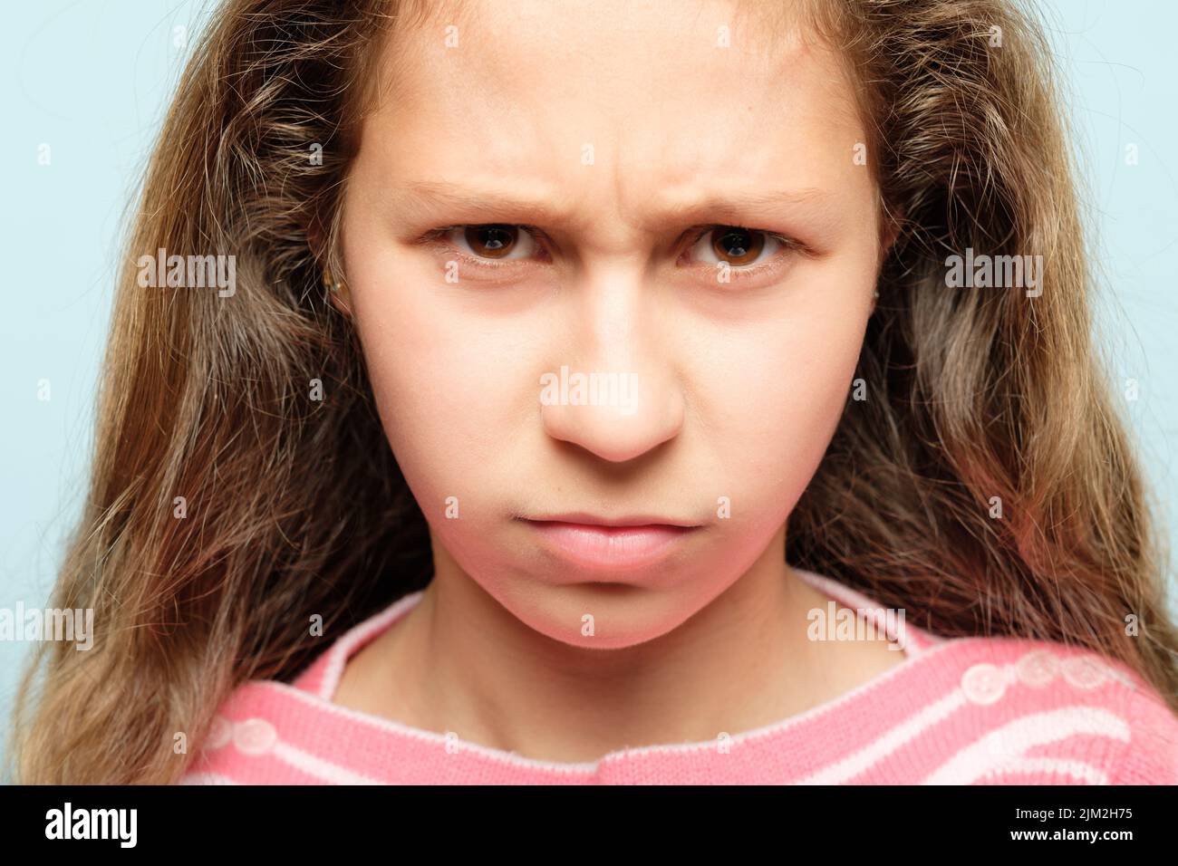 Ernst Mädchen wütend unzufrieden Blick gesammelt Brauen Stockfoto