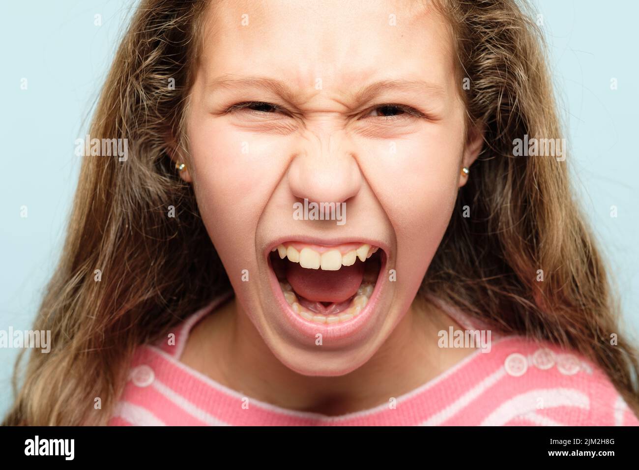 Wütend Kreuz gereizt Mädchen schreiende Emotion Stockfoto