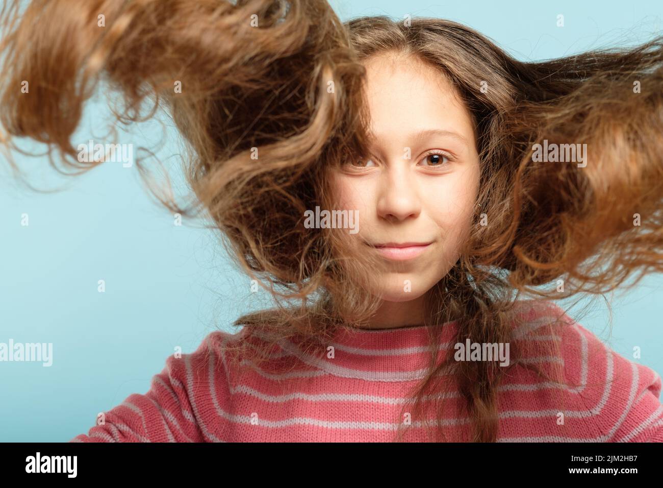 haircare Styling Kind Schönheit Mädchen fliegende Haare Stockfoto