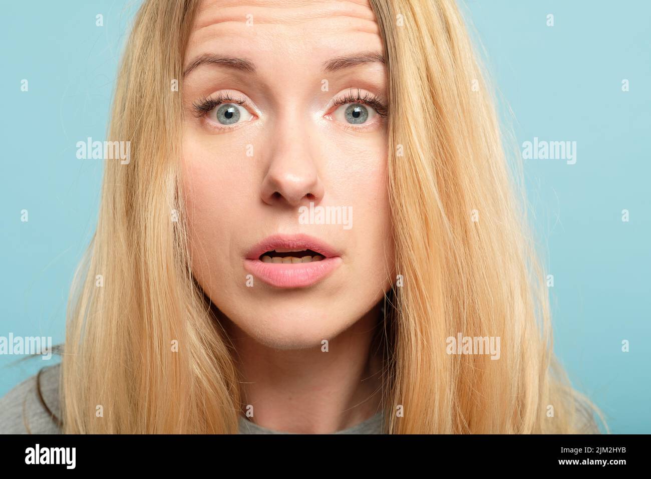 Verblüfft überrascht Frau Emotion Gesichtsausdruck Stockfoto