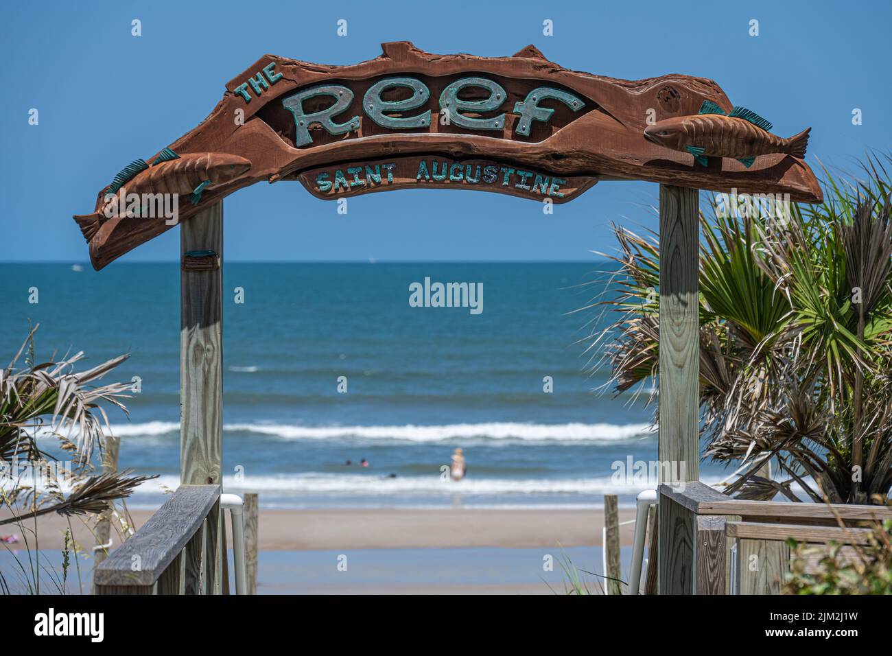 Zugang zum Strand vom Reef Oceanfront Restaurant in St. Augustine, Florida. (USA) Stockfoto