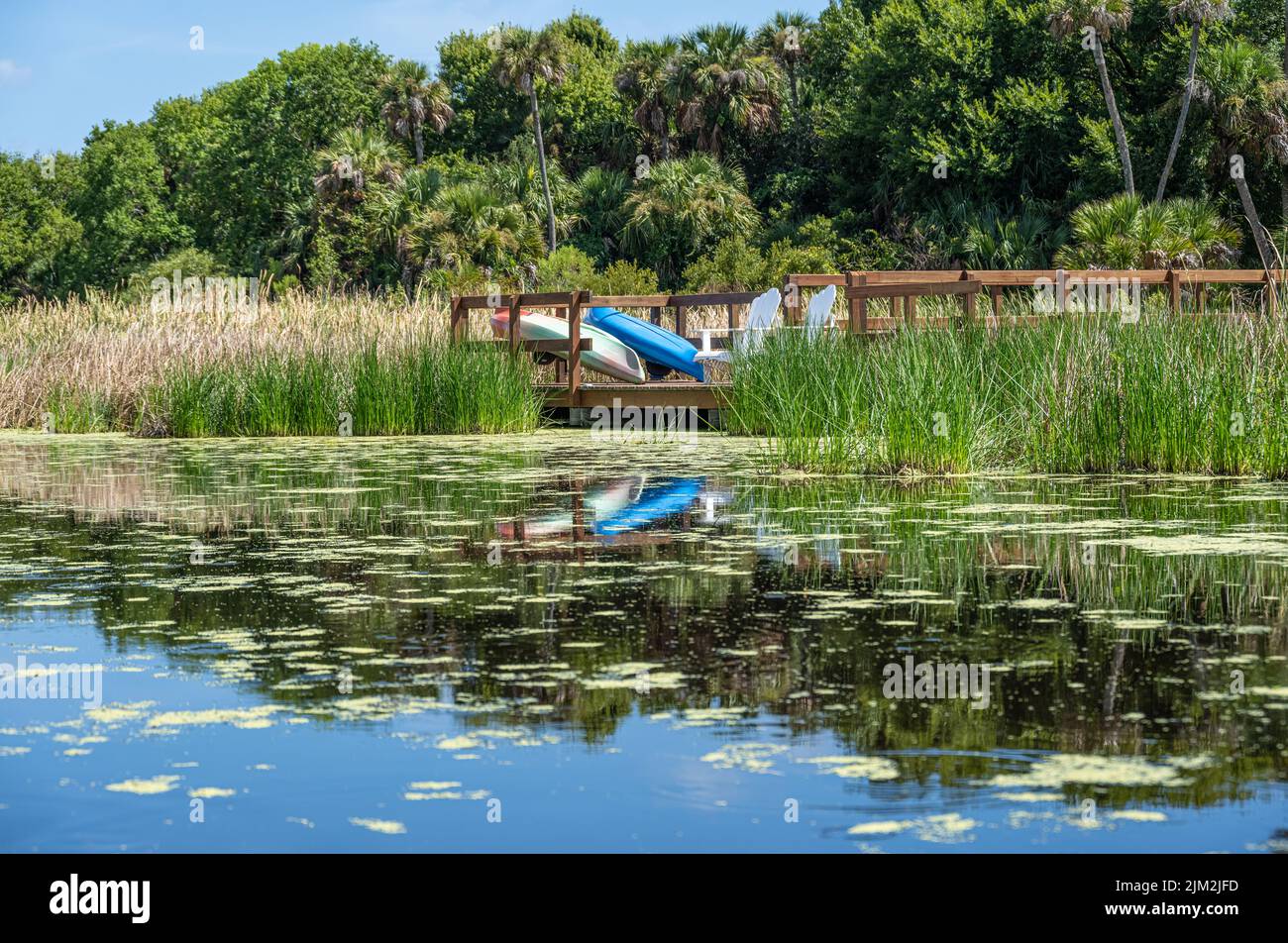 Privater Sumpfdock mit Kajaks am Guana River in Ponte Vedra Beach, Florida. (USA) Stockfoto