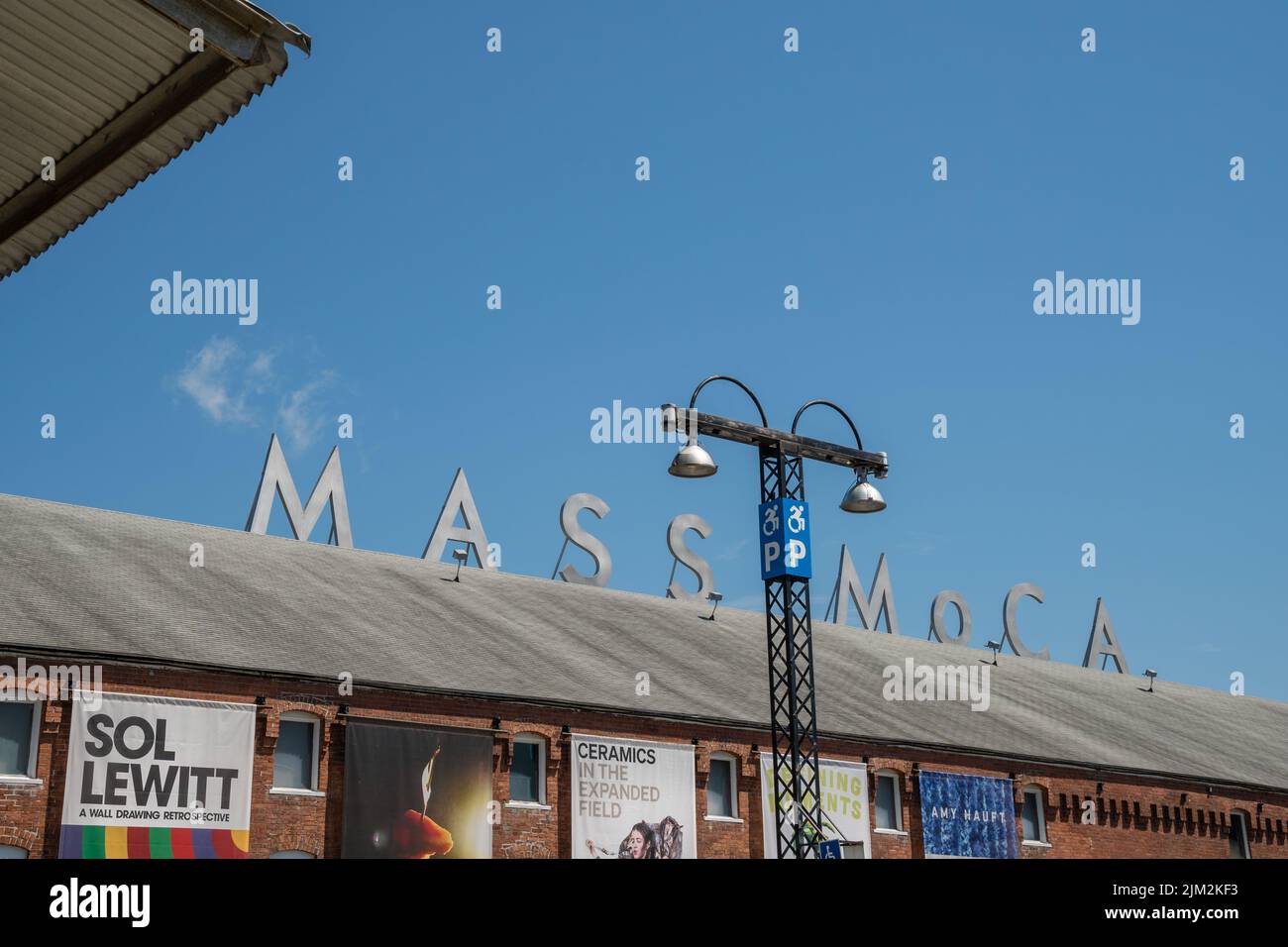 North Adams, Massachusetts, USA-20. Juli 2022: Das Massachusetts Museum of Contemporary Art, bekannt als Mass MOCA, ist ein berühmtes Museum in einer c Stockfoto