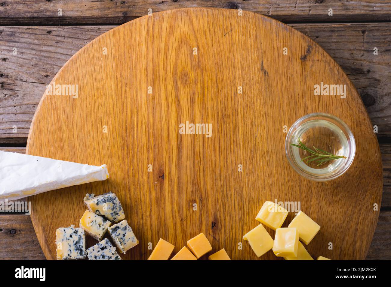 Ansicht von verschiedenen Käsesorten mit Rosmarin auf Holzbrett, Kopierraum Stockfoto