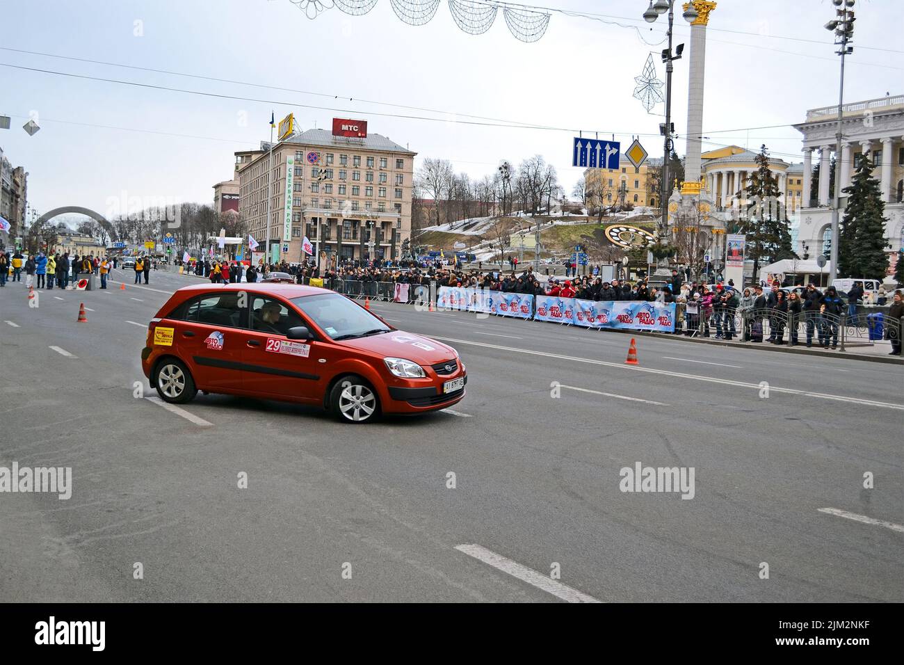 Frauensportwagen-Show (ralli) auf der Kreshatik in Kiew, Ukraine. Show organisiert von Kiew Stadt Autoklub und Automobilverband der Ukraine. Stockfoto