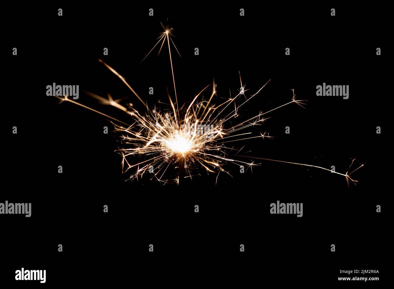 Brennender Funker isoliert auf schwarzem Hintergrund. Feuerwerk. Lichteffekt und Textur. Weihnachten und Neujahr Dekoration. Stockfoto