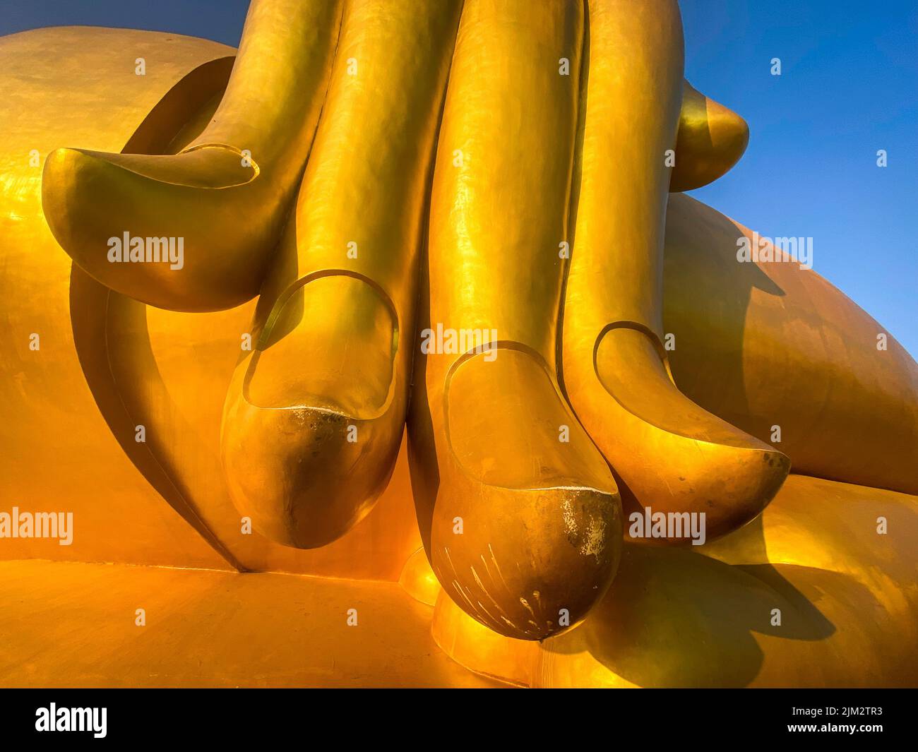 Großer Buddha bei Sonnenuntergang im Wat Muang in Ang Thong, Thailand Stockfoto