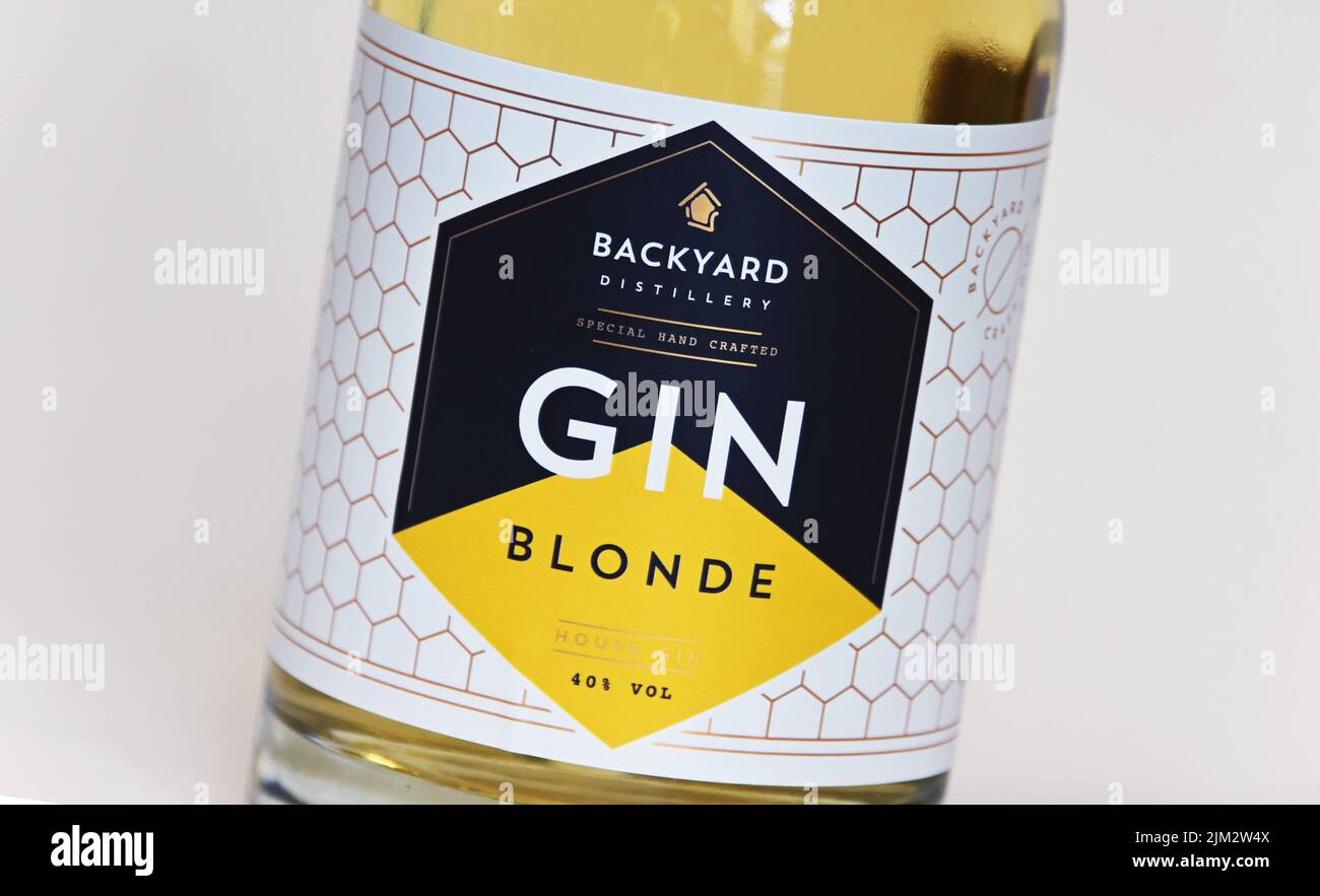 Beschriftungsdetails. Flasche 'Blond' handgefertigter Gin. Hinterhof Brewery and Distillery, Walsall, West Midlands, England, Vereinigtes Königreich, Europa. Stockfoto