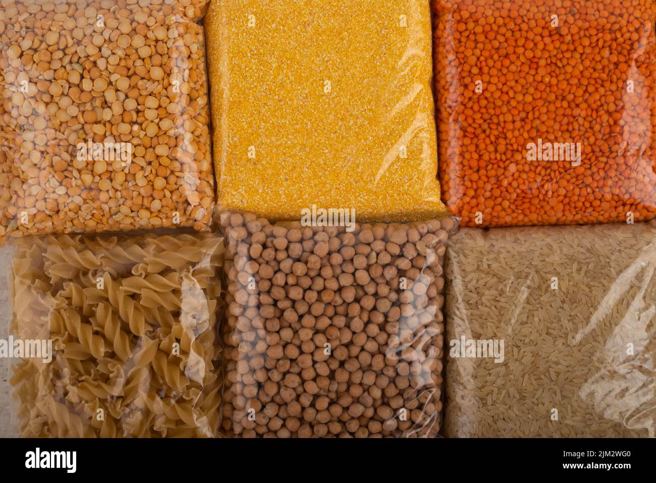 Lebensmittelhintergrund von Lebensmitteln in Kunststoffbehältern flach liegend Stockfoto