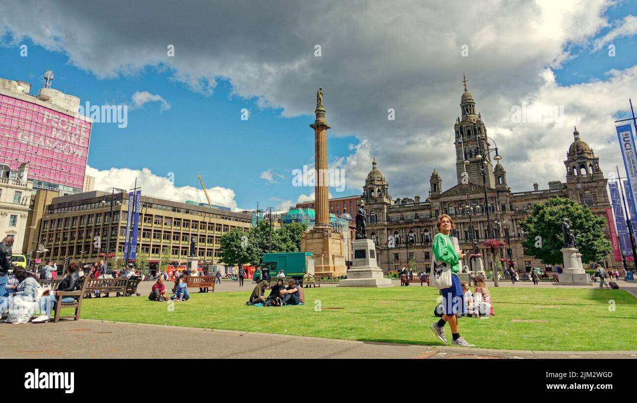 Glasgow, Schottland, Großbritannien 4.. August 2022. Großbritannien Wetter: Sonniger George Square, während sich Touristen und Einheimische in dem beliebten Hotspot im Stadtzentrum versammeln. Credit Gerard Ferry/Alamy Live News Stockfoto