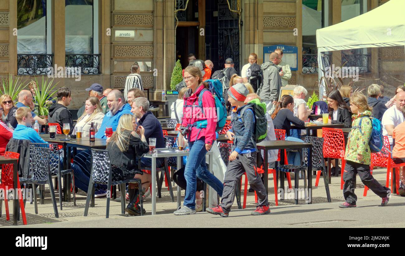 Glasgow, Schottland, Großbritannien 4.. August 2022. Großbritannien Wetter: Sonniger George Square, während sich Touristen und Einheimische in dem beliebten Hotspot im Stadtzentrum versammeln. Credit Gerard Ferry/Alamy Live News Stockfoto