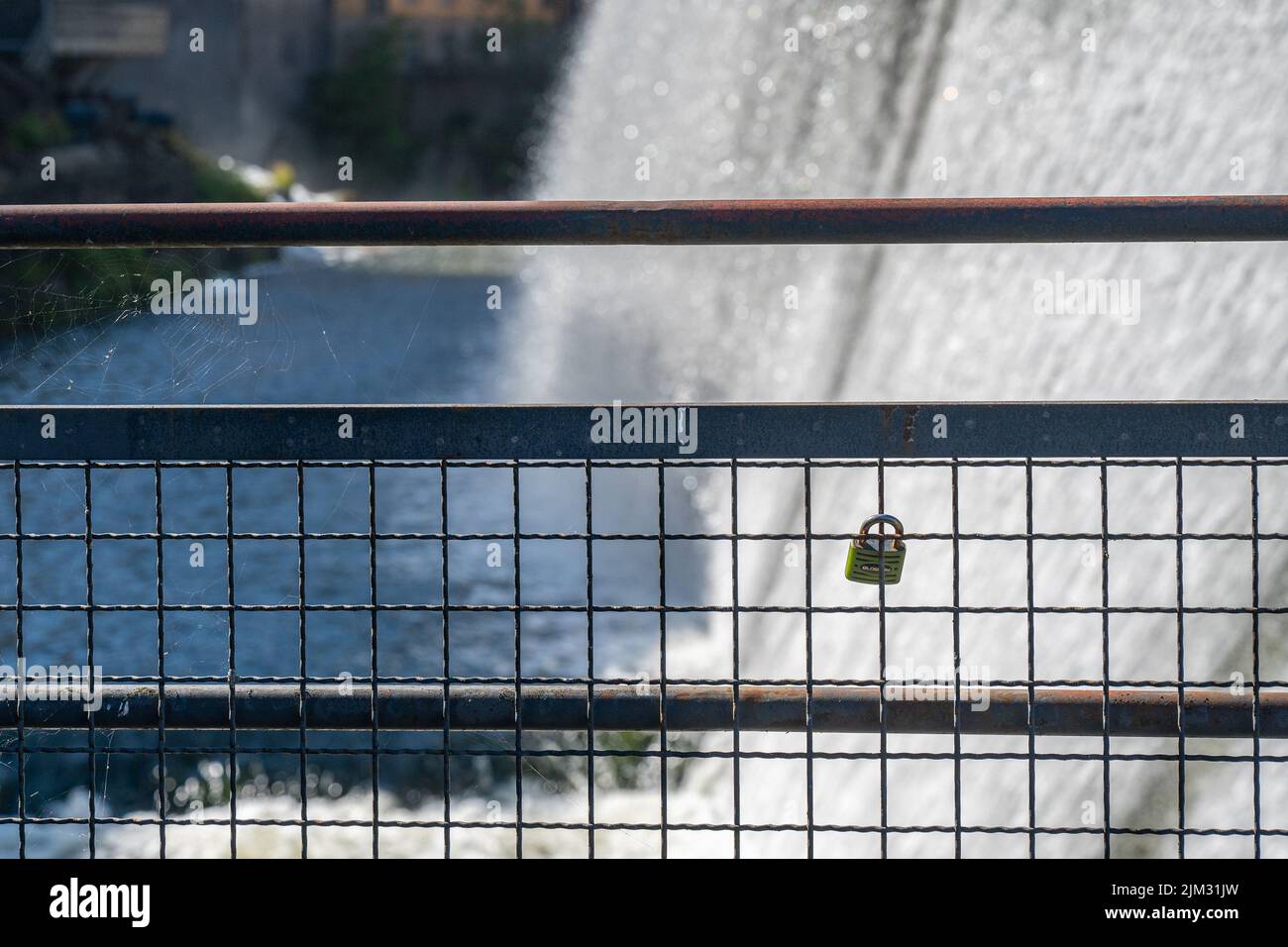 Love Lock auf einer Brücke in der alten Industrielandschaft und Motala Fluss in Norrkoping. Norrkoping ist eine historische Industriestadt in Schweden. Stockfoto