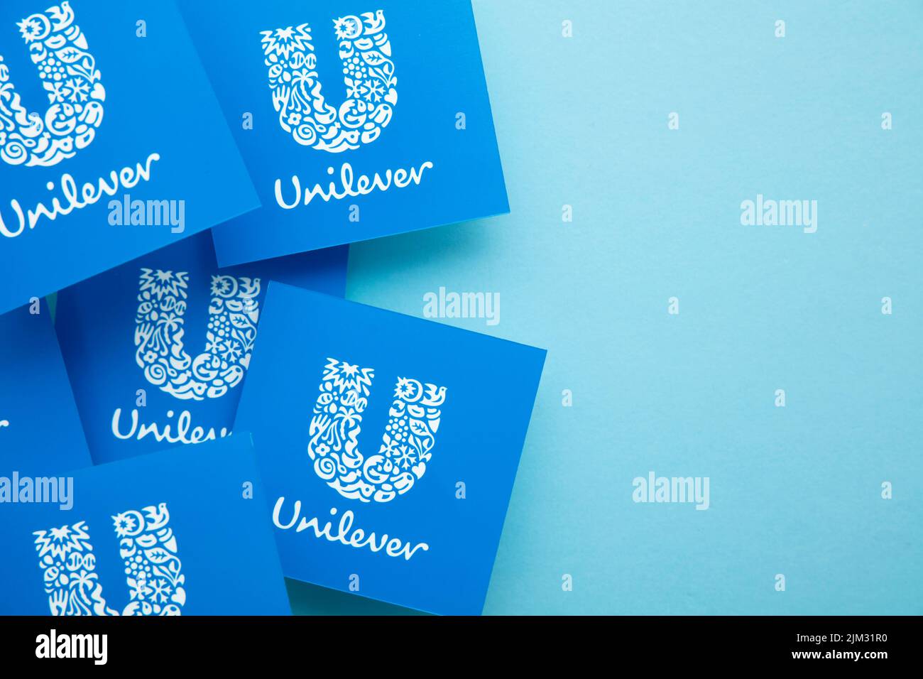 LONDON, Großbritannien - August 2022: Unilever Firmenlogo. Unilever ist ein multinationales Konsumgüterunternehmen Stockfoto