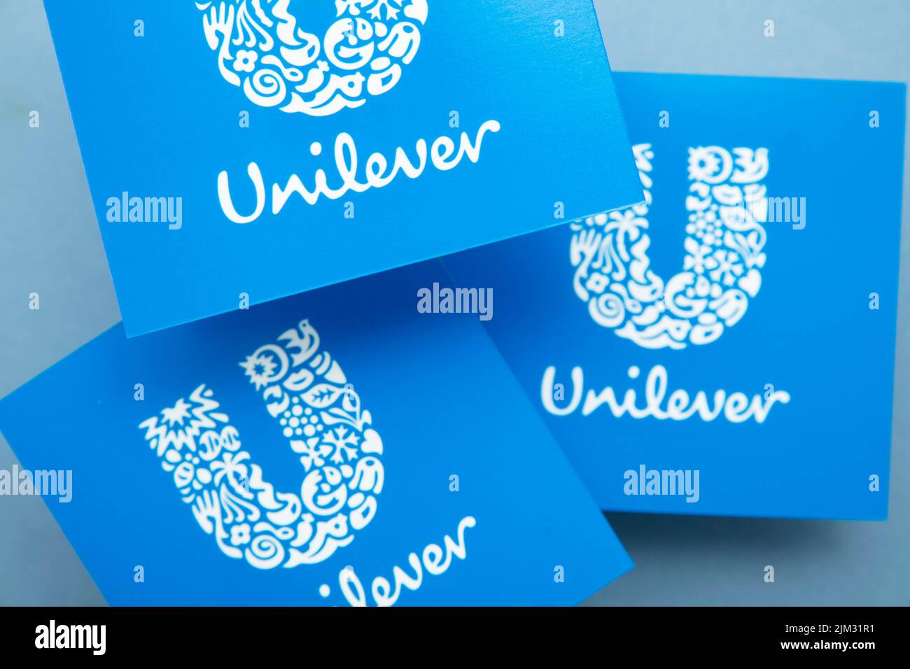 LONDON, Großbritannien - August 2022: Unilever Firmenlogo. Unilever ist ein multinationales Konsumgüterunternehmen Stockfoto