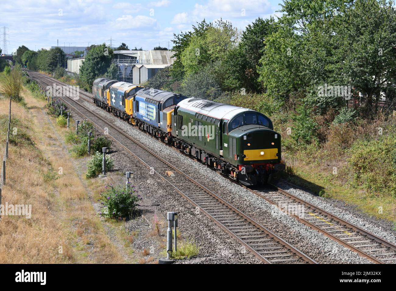 BR Green liveried English Electric Class 37 Diesel Lok Nummer D6817 (37521) schleppt Schwesternloks 37259, 37409 und 37038 von Crewe nach Worksop Stockfoto
