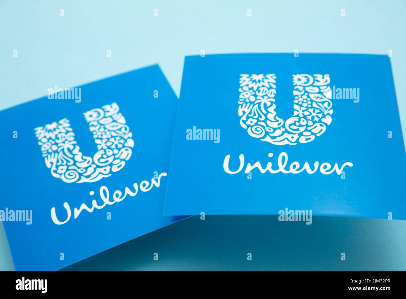 LONDON, Großbritannien - August 2022: Unilever Firmenlogo. Unilever ist ein multinationales Konsumgüterunternehmen Stockfoto