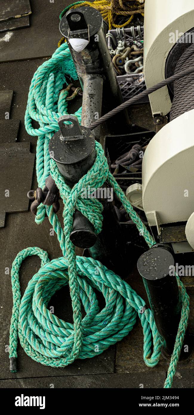 Ein Schlepper wickelte sich am Heck des Schleppers Danielle um den H-Bitt. Stockfoto