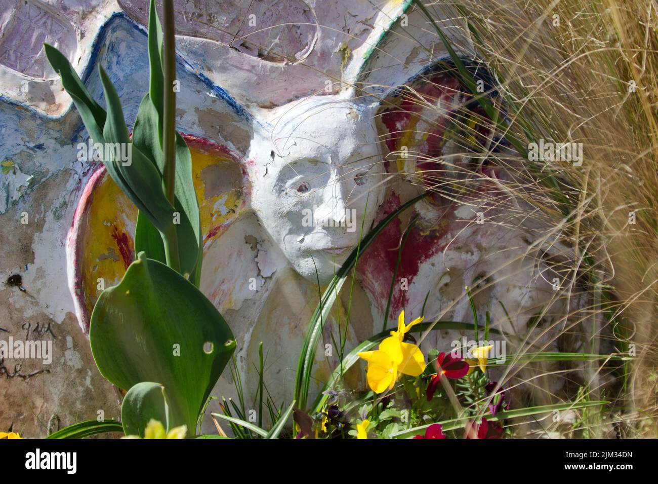 Die Maske - Grab auf dem Friedhof Montparnasse (Cimitière du Montparnasse) - Paris Stockfoto