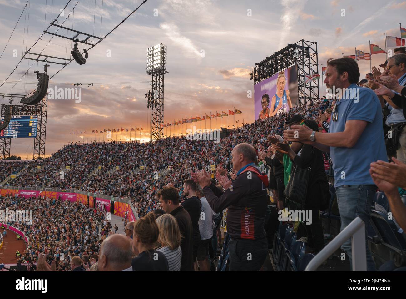 Zuschauer beobachten die Strecke und das Feld bei den Commonwealth Games 2022, Alexander Stadium, Birmingham, Großbritannien Stockfoto