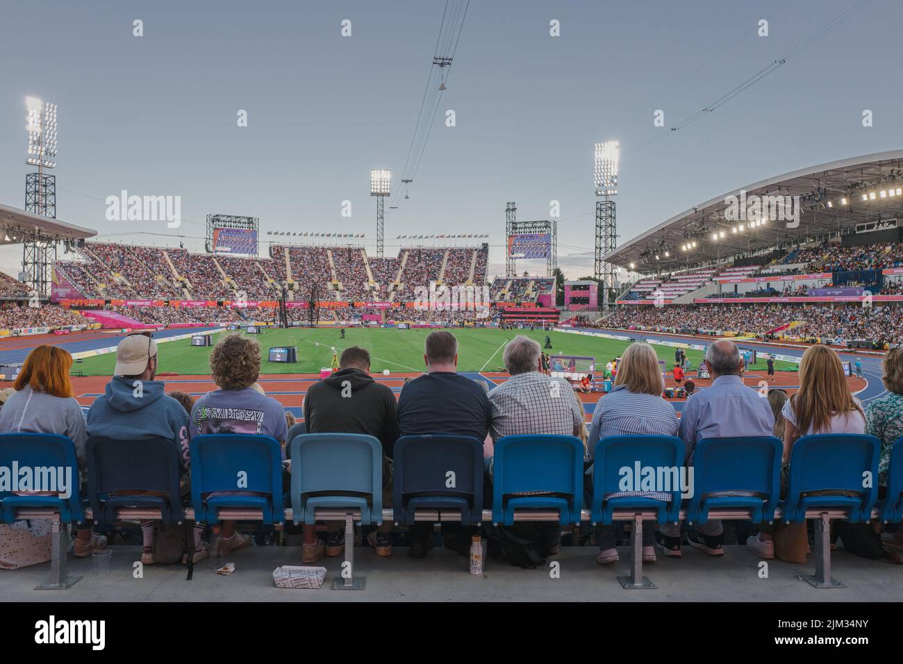 Zuschauer beobachten die Strecke und das Feld bei den Commonwealth Games 2022, Alexander Stadium, Birmingham, Großbritannien Stockfoto