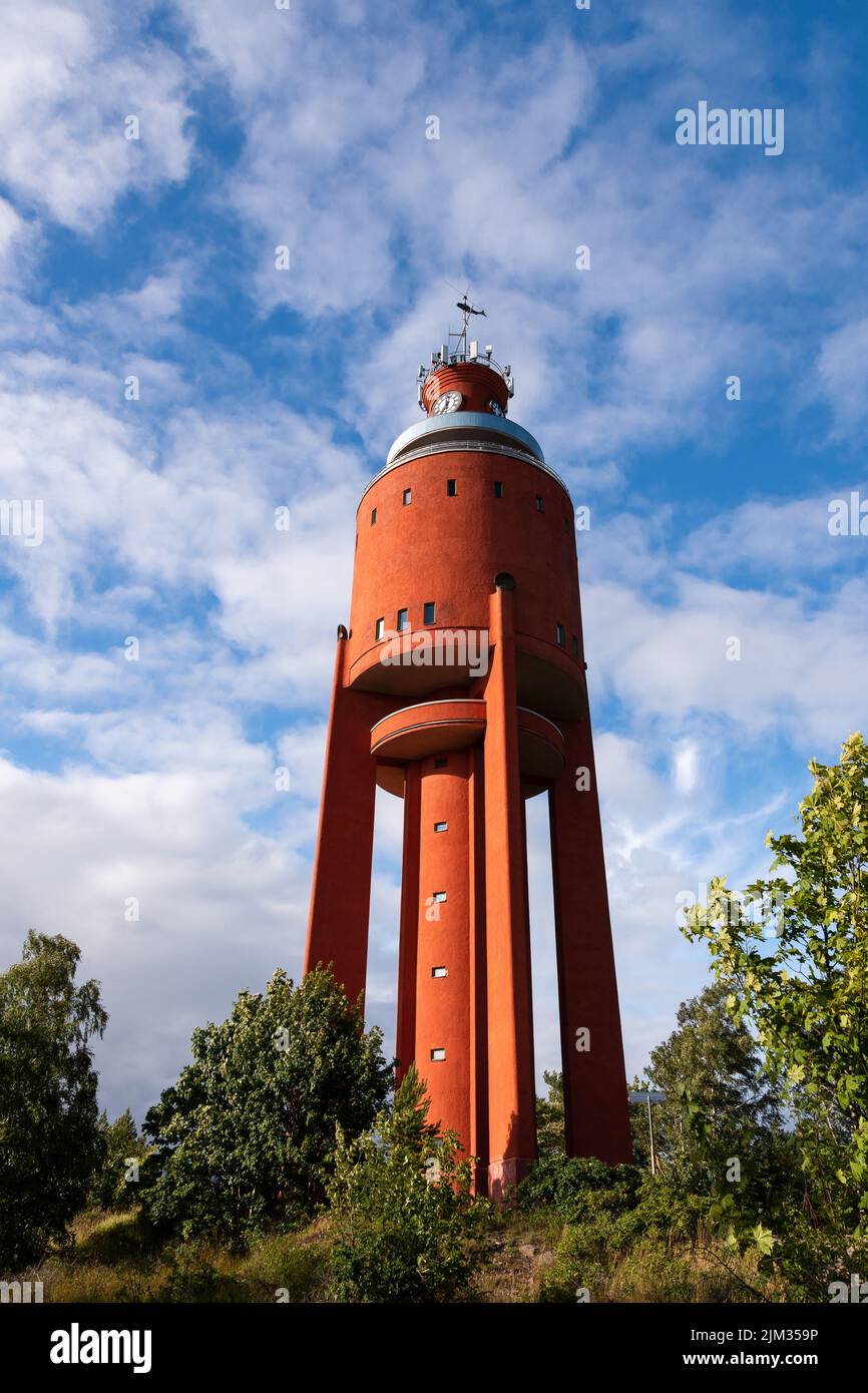 Der Wasserturm von Hanko, das im Sommer berühmte Wahrzeichen Südfinnlands. Low-Angle-Ansicht Stockfoto