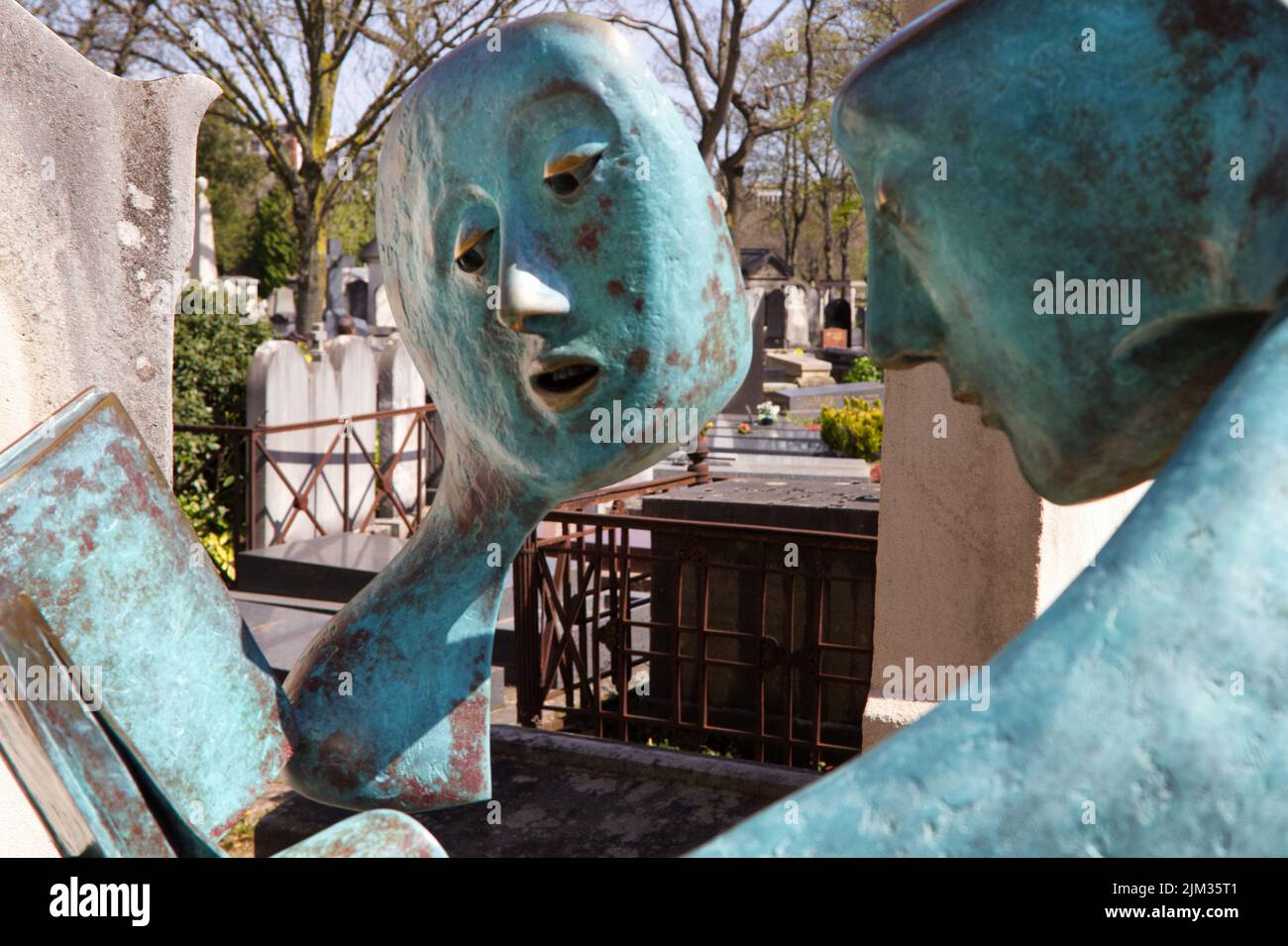 Skulptur eines Paares, das liest- Grab von Antoine Haumont - Friedhof Montparnasse (Cimitière du Montparnasse) - Paris Stockfoto