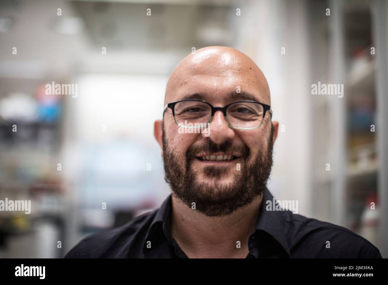 Rehovot, Israel. 04. August 2022. Jacob (Yaqub) Hanna, Professor für molekulare Genetik, wird in seinem Labor am Weizmann Institute of Science in Rehovot gezeigt. Yagub hat ein Team von Wissenschaftlern am Weizmann-Institut geleitet, das die weltweit ersten „synthetischen Embryonen“ entwickeln konnte, die aus Stammzellen von Mäusen ohne Spermien, Eier oder Befruchtung hergestellt wurden. Von den embryonalen Strukturen wird erwartet, dass sie ein tieferes Verständnis der embryonalen Entwicklung fördern und zum Anbau einzelner Organe für die Transplantation verwendet werden könnten. Quelle: Ilia Yefimovich/dpa/Alamy Live News Stockfoto