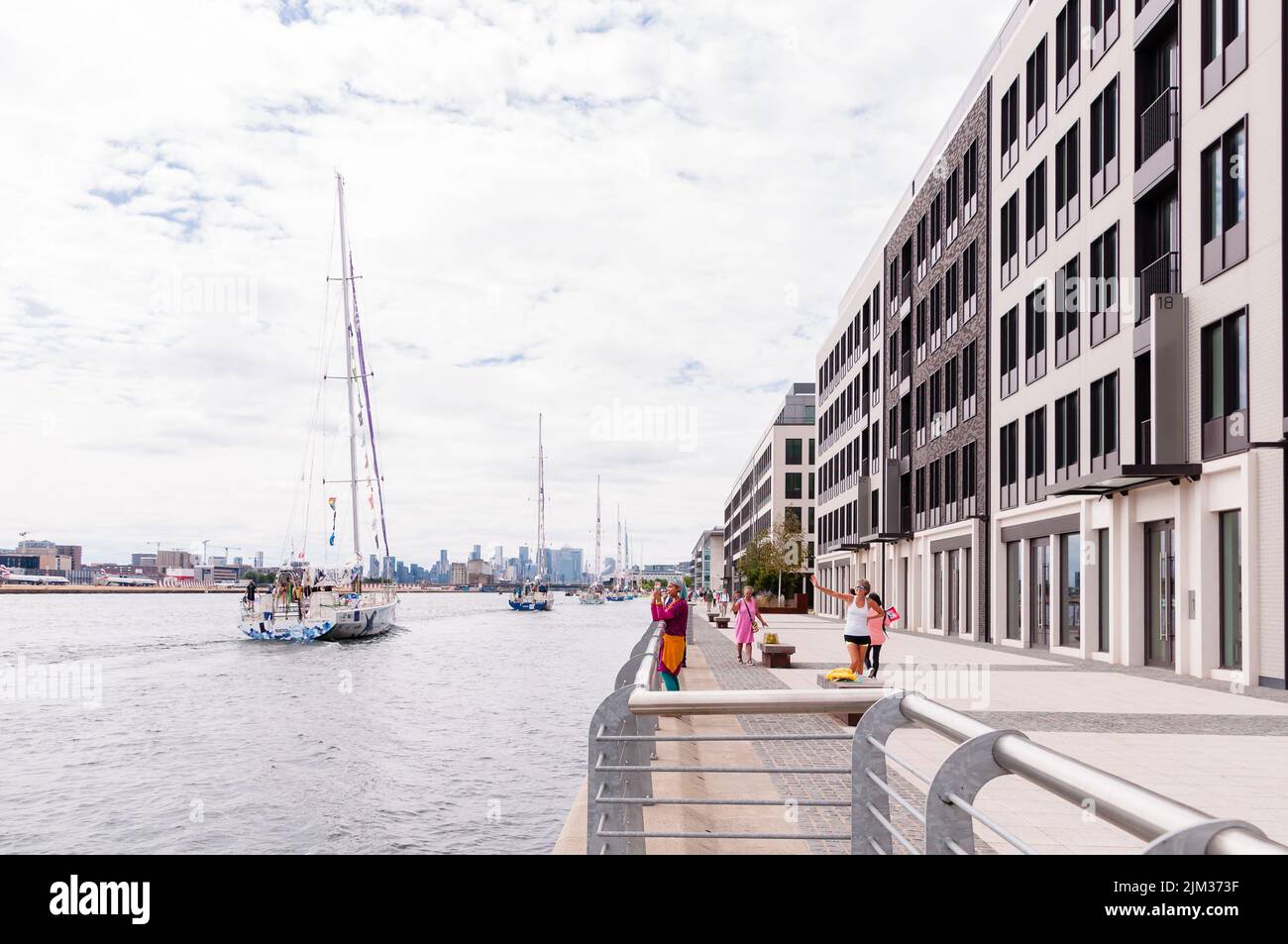 Die Royal Docks ein spektakuläres Finale, wenn die Zielveranstaltung des Clipper Round the World Yacht Race neben dem Royal Albert Dock stattfindet Stockfoto