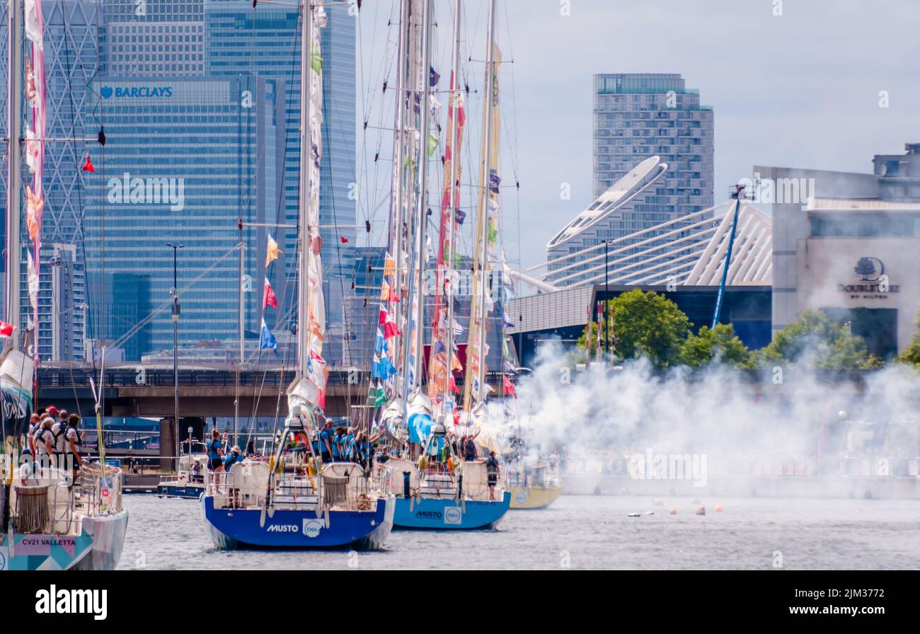 Parade von Segel. Feuern Sie das Siegercrewinto Royal Albert Dock in East Ham an Stockfoto