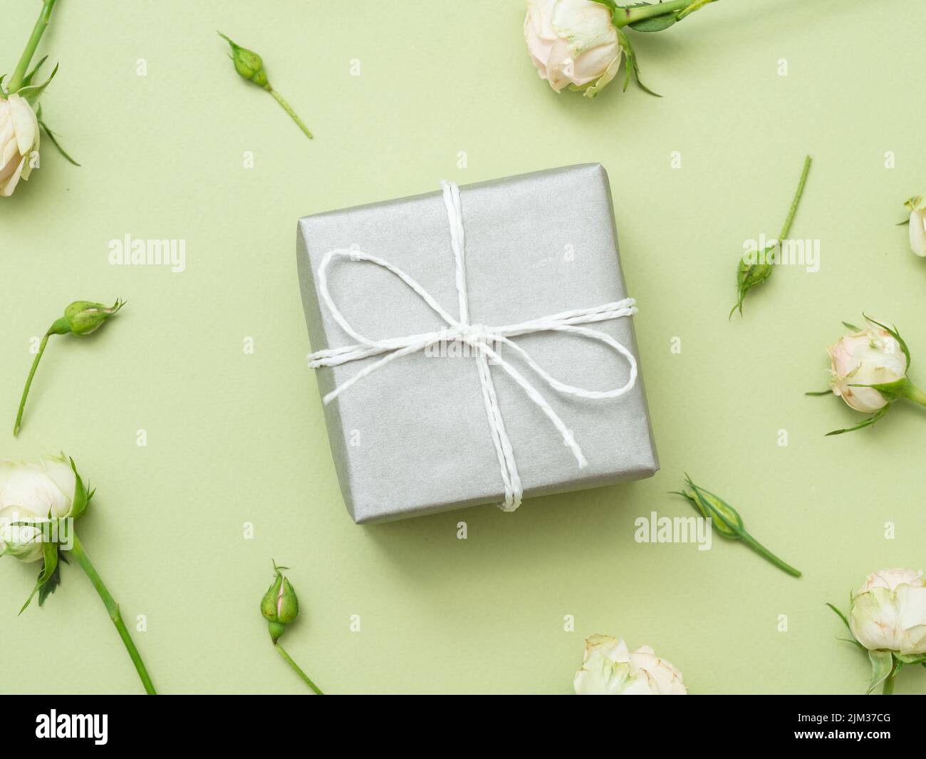 Geschenk silberne Geschenkbox Rosen Blumenarrangement Stockfoto