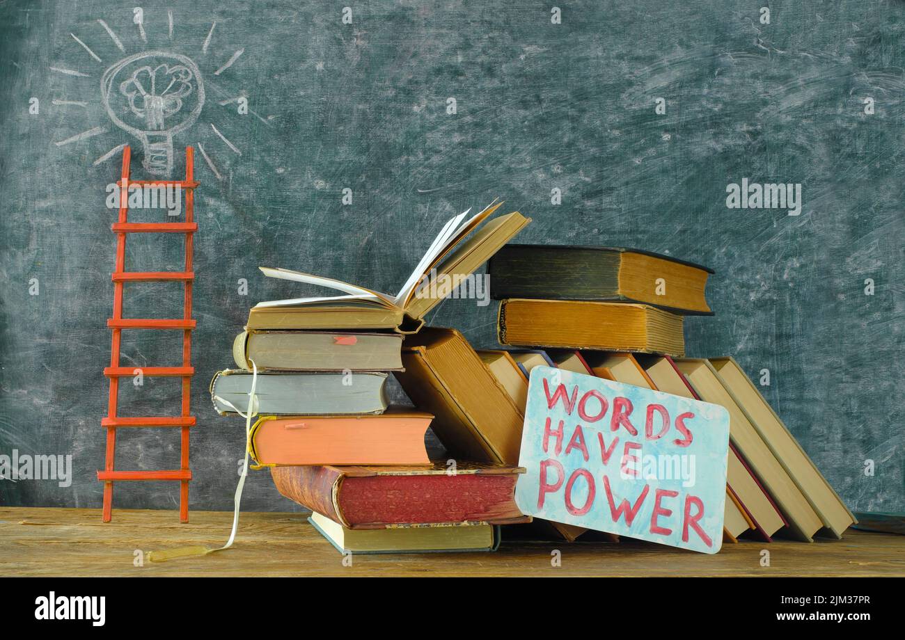Lernen, Wissen, Bildung Konzept mit Büchern, Wörter haben Macht Zeichen, Glühbirne, Idee Symbol und Leiter des Erfolgs Stockfoto