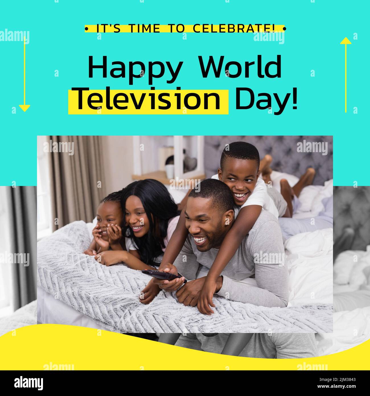 Zusammensetzung des Weltfernsehtags Text über afroamerikanischen Mann mit tv-Fernbedienung und Familie Stockfoto