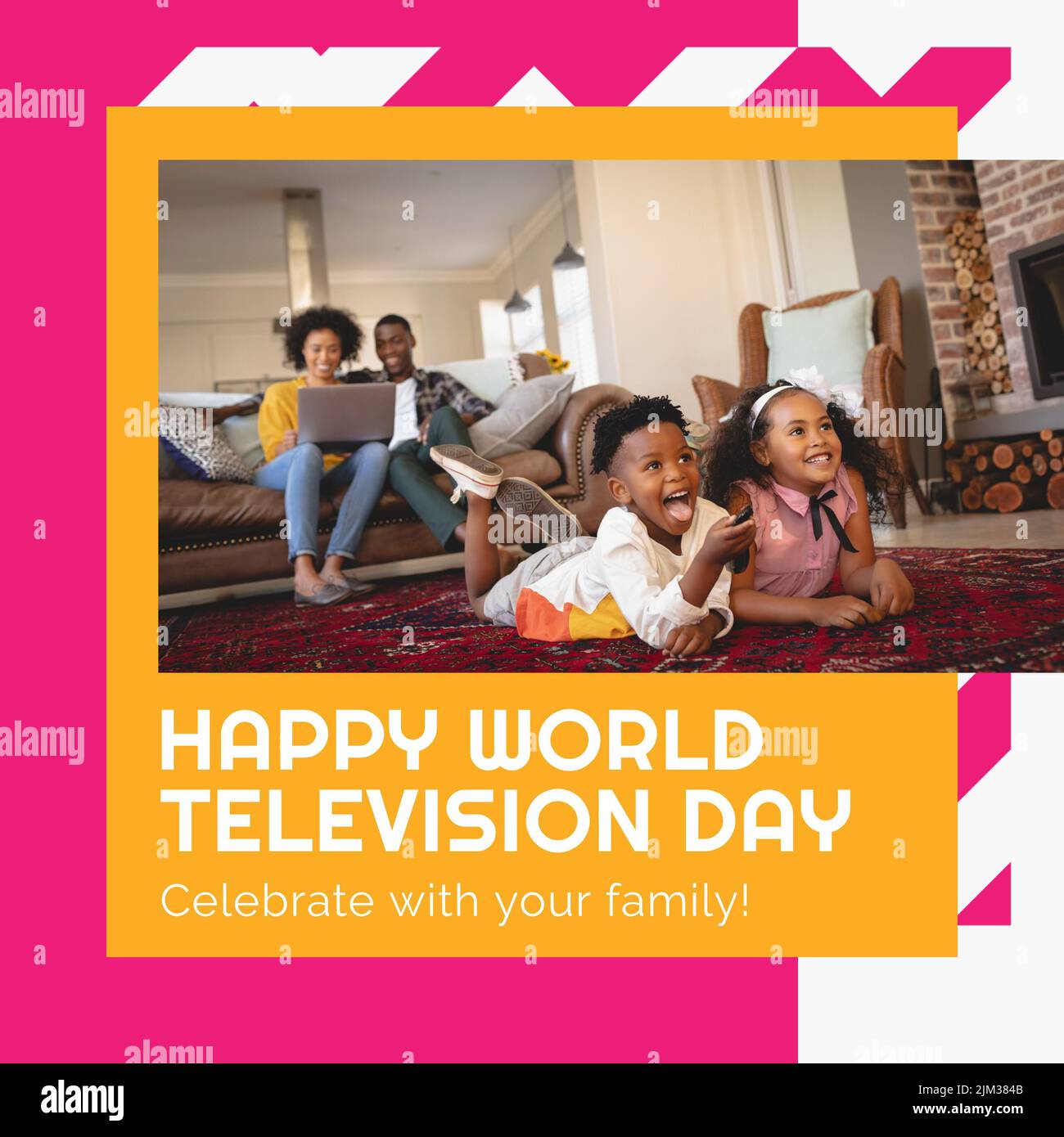 Zusammensetzung des Weltfernsehtags Text über afroamerikanischen Jungen mit tv-Fernbedienung und Familie Stockfoto