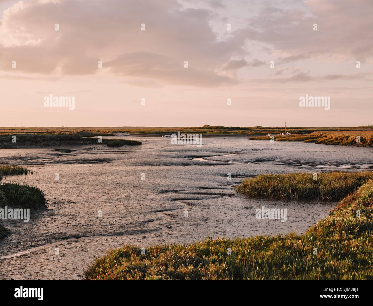 Burnham Deepdale Brancaster North Norfolk Sumpfküste und Himmelslandschaft bei Sonnenuntergang - England Großbritannien - Sümpfe Sumpfland bei Ebbe Stockfoto