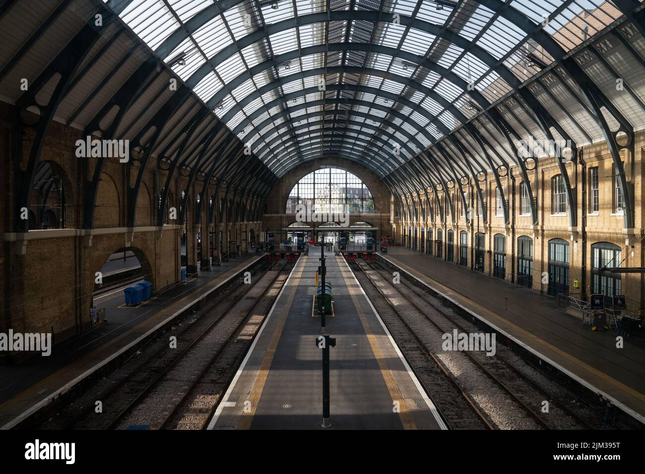 Datei Foto vom 30/07/22 von leeren Gleisen im Bahnhof Kings Cross in London. Im Laufe dieses Monats werden weitere Eisenbahner in sich verschärfenden Streitigkeiten streiken, die das Reisesaos für die Fahrgäste bedrohen. Unite kündigte an, dass seine Mitglieder, die bei Network Rail (NR) als Elektrokontrollraummitarbeiter beschäftigt sind, sich am 18. Und 20. August anderen Eisenbahngewerkschaften anschließen werden. Ausgabedatum: Donnerstag, 4. August 2022. Stockfoto