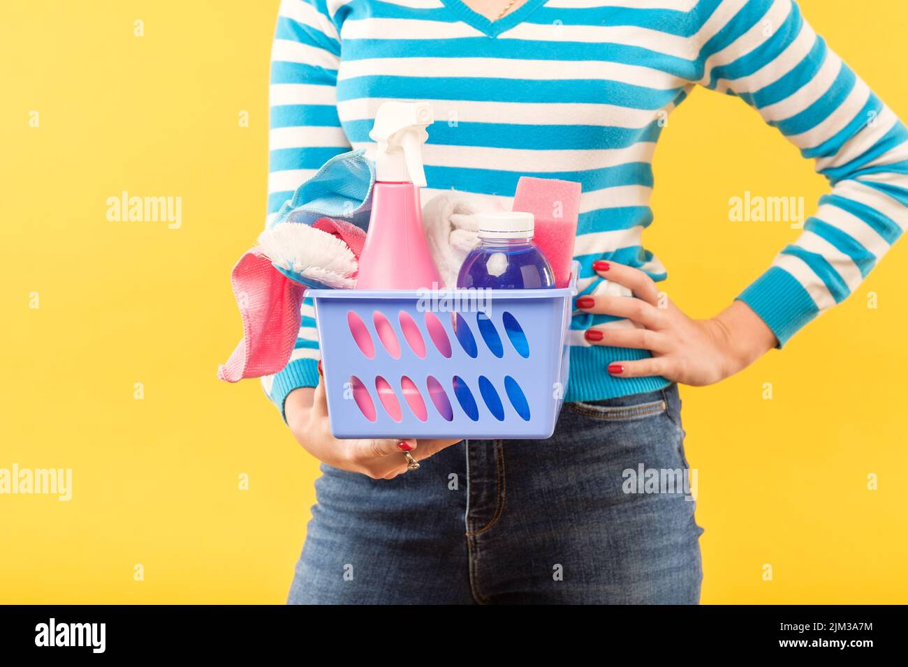 Hausarbeit organisierte Hausfrau halten Vorräte Stockfoto