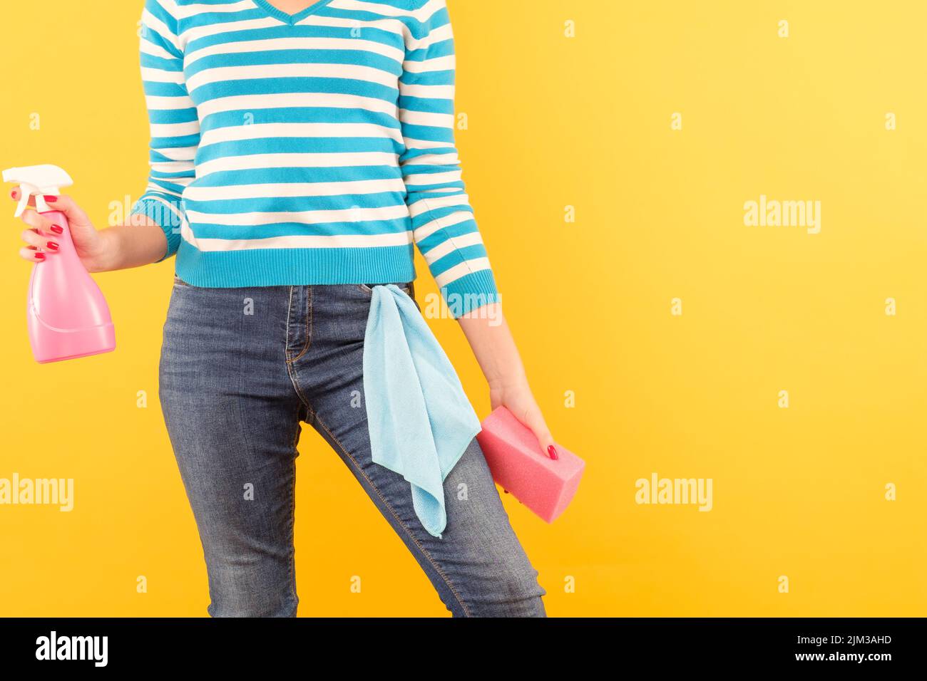 Fenster Reinigung Chore Frau Zerstäuber Schwamm Tuch Stockfoto