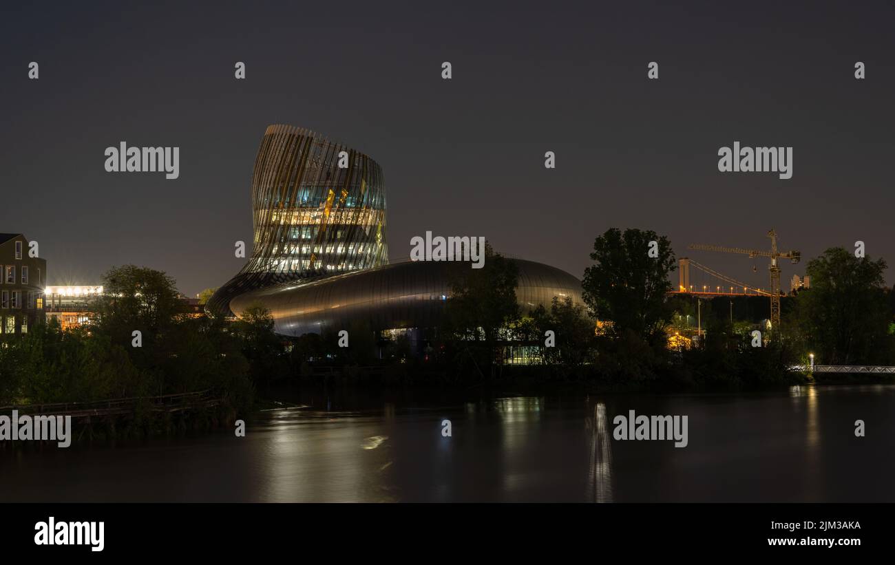 Langzeitbelichtung des Museums Cité du Vin und des Ausstellungszentrums am Ufer der Garonne in Bordeaux, Frankreich, bei Nacht beleuchtet Stockfoto